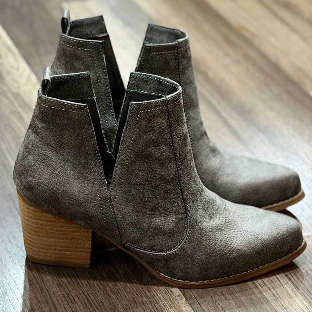 Not Rated grey cutout ankle booties stacked heel women's size 9